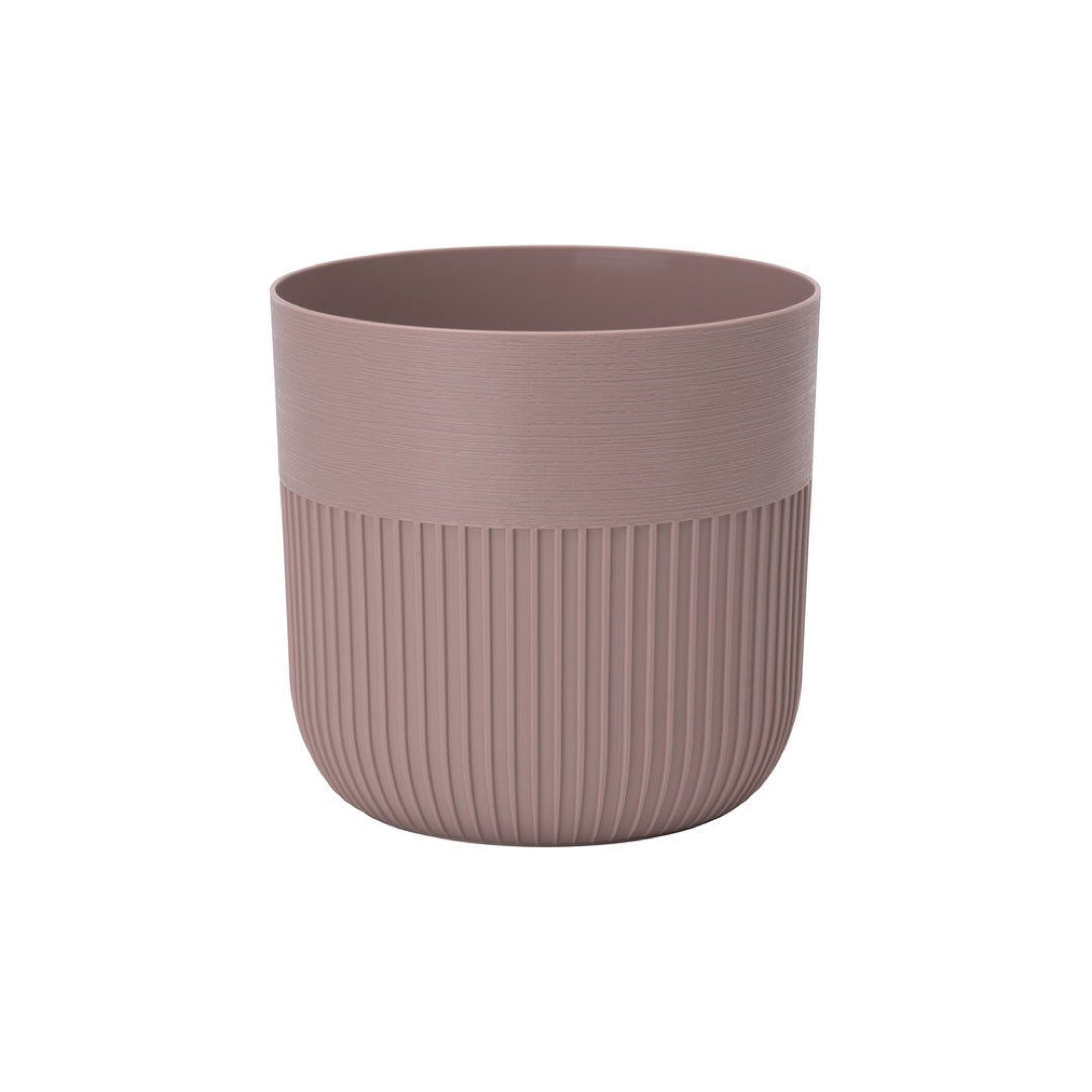 Osłonka Luca Petit Form-Plastic w kolorze mlecznego kakao na białym tle