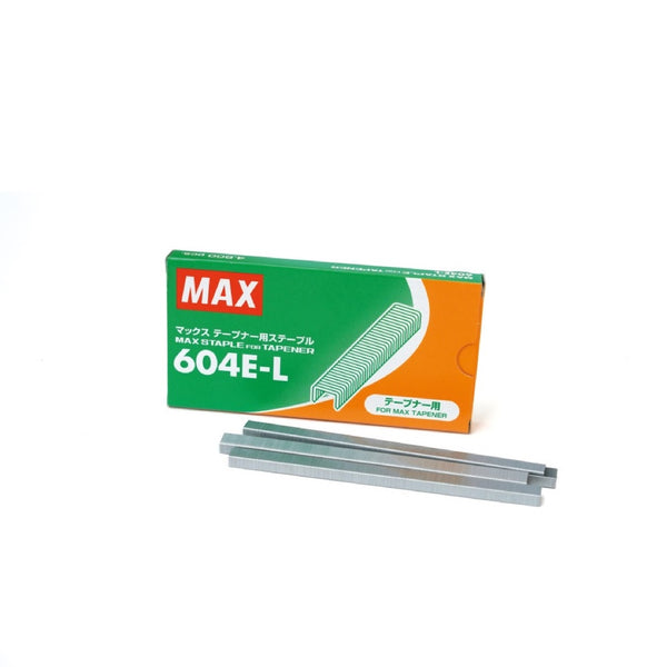 Zszywki MAX 604E-L do tapenera, opakowanie i zszywki na białym tle