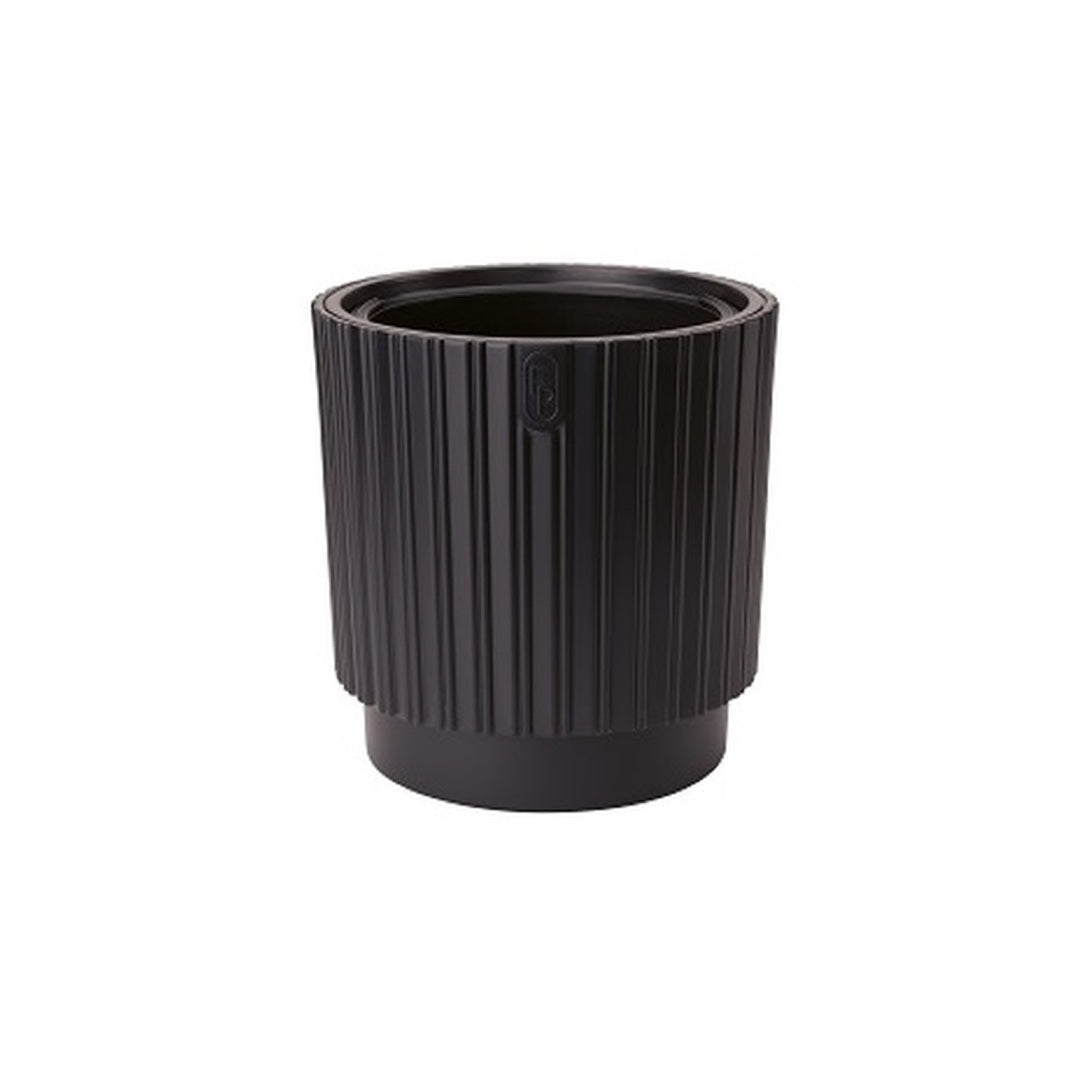 Osłonka Mika Cyli 30 Form-Plastic w kolorze głębokiej czerni na białym tle