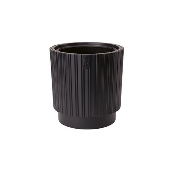 Osłonka Mika Cyli 30 Form-Plastic w kolorze głębokiej czerni na białym tle
