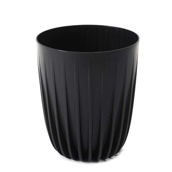 Czarna donica Mira Eco Recycled Lamela z żebrowaną powierzchnią na białym tle