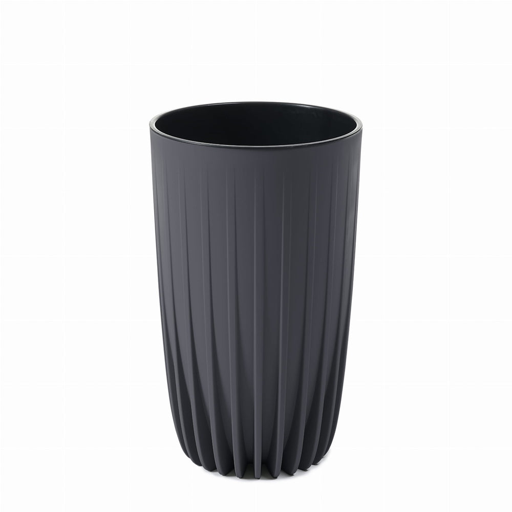 Antracytowa wysoka donica Mira Eco Recycled Lamela z wkładem na białym tle