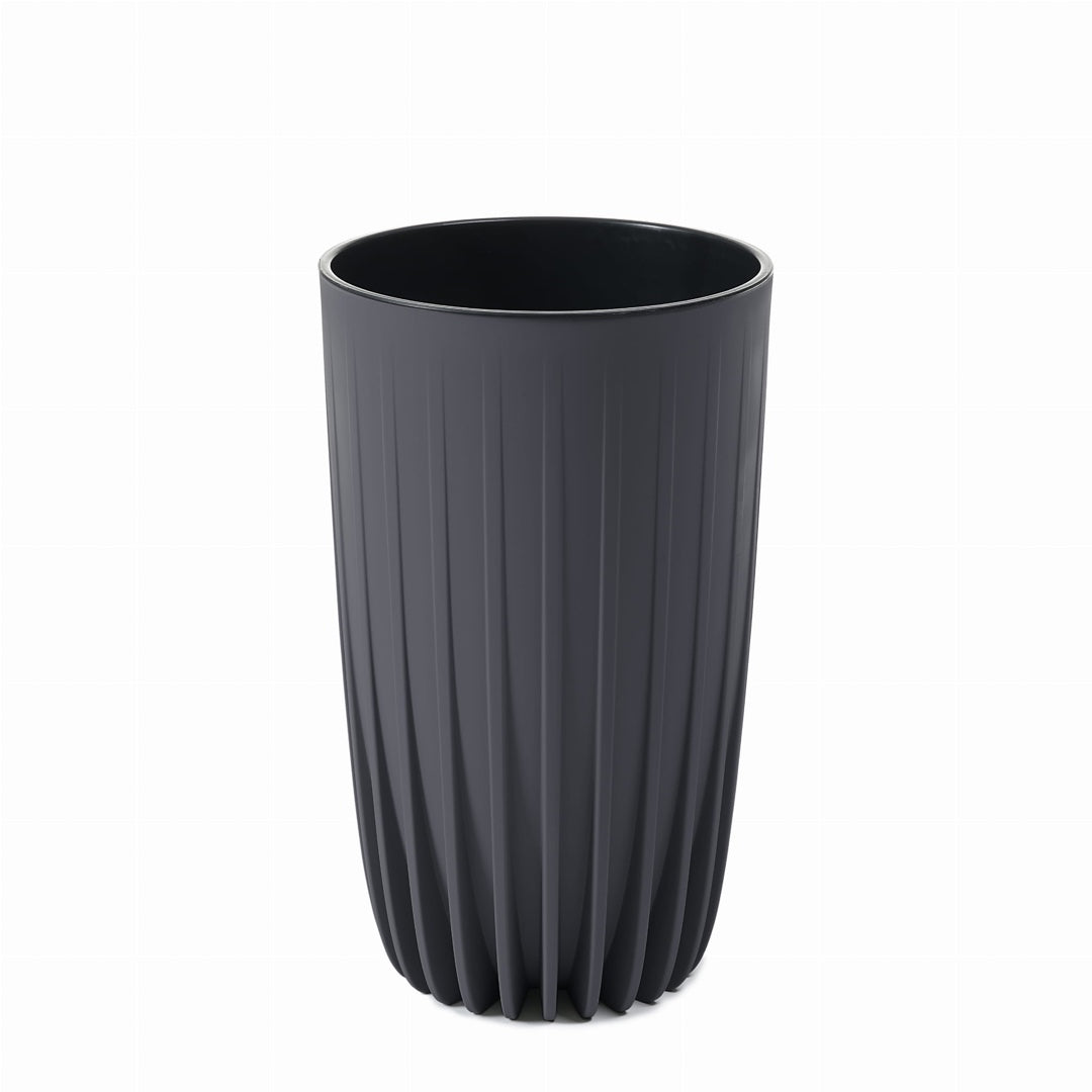 Antracytowa wysoka donica Mira Eco Recycled Lamela z wkładem na białym tle