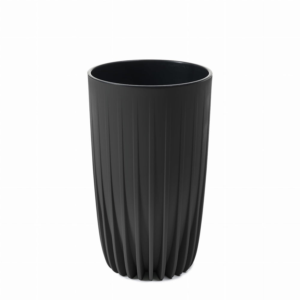 Czarna wysoka donica Mira Eco Recycled Lamela z wkładem na białym tle