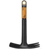 Motyczka mała Solid Fiskars z etykietą producenta na białym tle