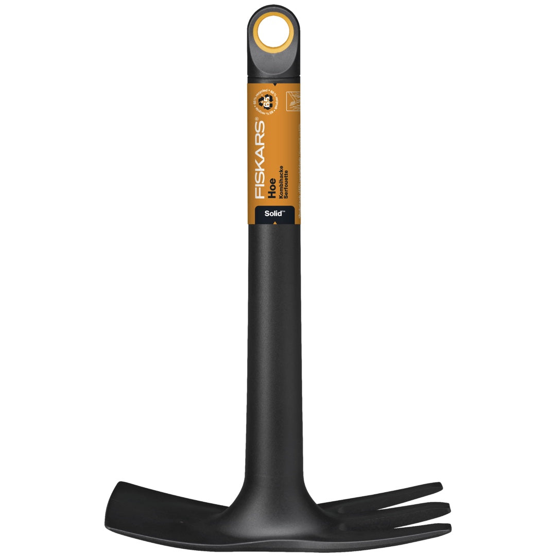 Motyczka mała Solid Fiskars z etykietą producenta na białym tle