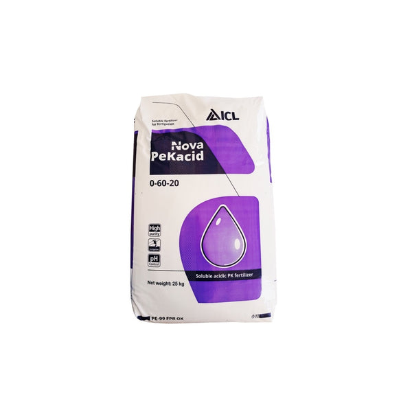 Worek nawozu Nova PeKacid 0-60-20 ICL, 25 kg, na białym tle