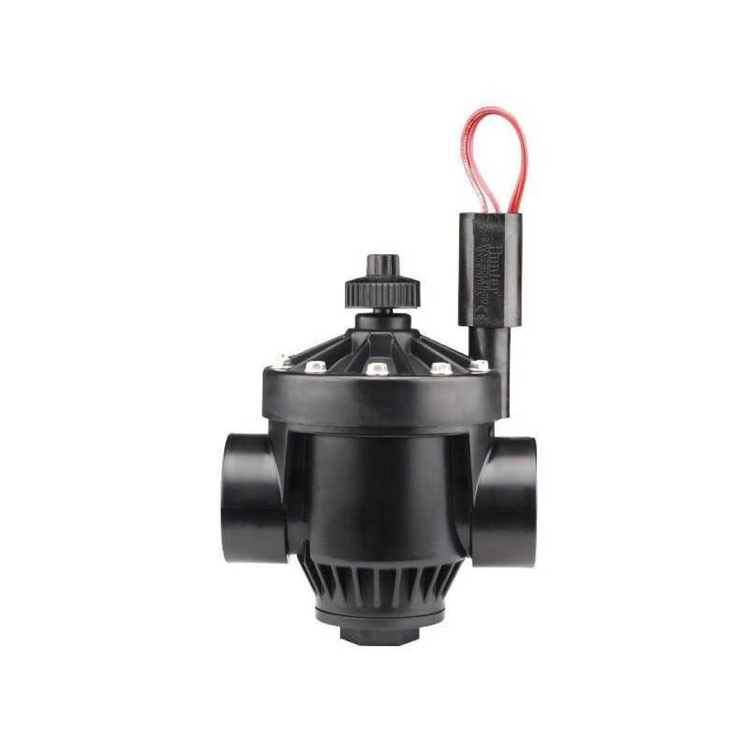 Czarny elektrozawór Hunter PGV-151-B 1 1/2 cala z cewką 24 V na białym tle
