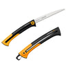 Piła do gałęzi L SW75 Xtract Fiskars z pochwą na białym tle