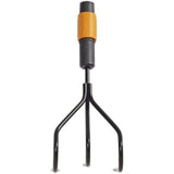 Kultywator QuikFit Fiskars z trzema zębami i pomarańczowym łącznikiem na białym tle