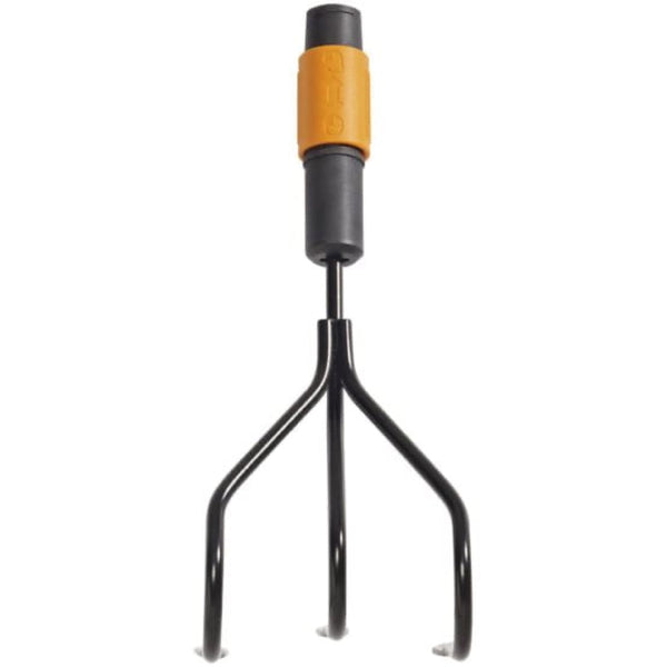 Kultywator QuikFit Fiskars z trzema zębami i pomarańczowym łącznikiem na białym tle