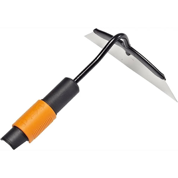 Motyka QuikFit Fiskars widziana pod kątem