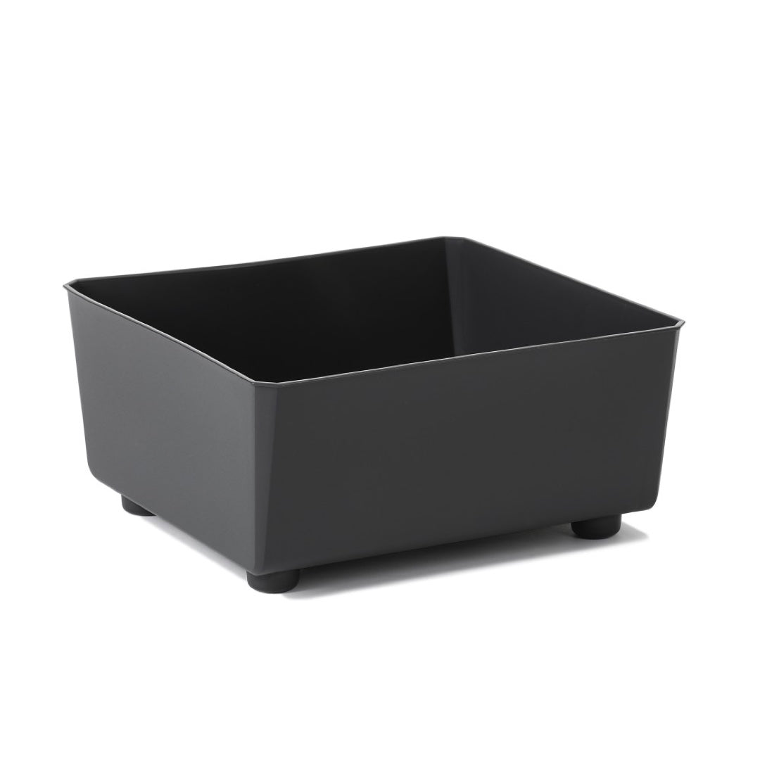 Czarna skrzynka Saga Lamela z recyklingu 28,5 x 28,5 cm na białym tle