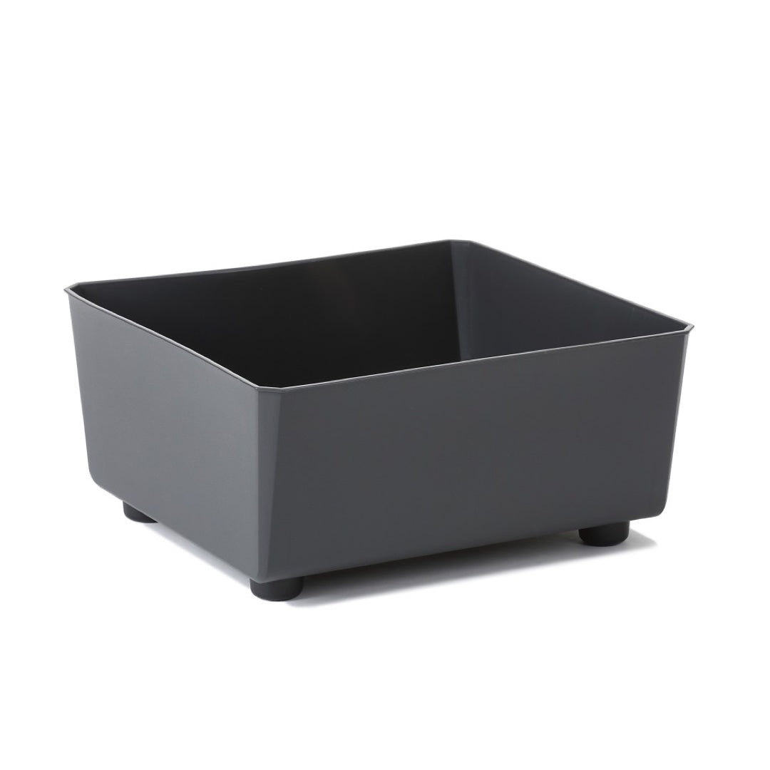 Antracytowa skrzynka Saga Lamela z recyklingu 28,5 x 28,5 cm na białym tle