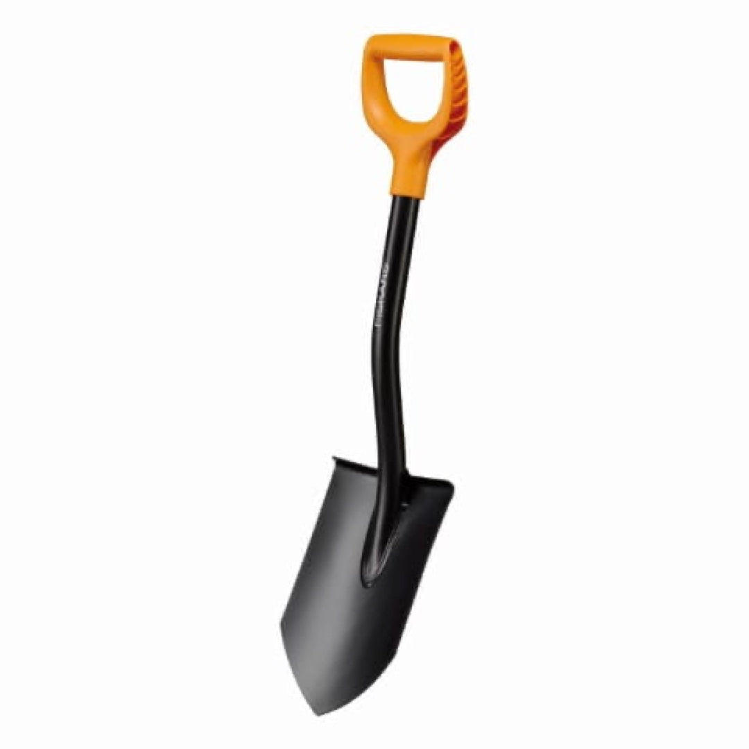 Saperka Solid Fiskars z pomarańczową rączką w kształcie litery D na białym tle