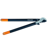 Sekator kowadełkowy L77 PowerGear Fiskars z długimi rączkami i pomarańczowymi uchwytami na białym tle