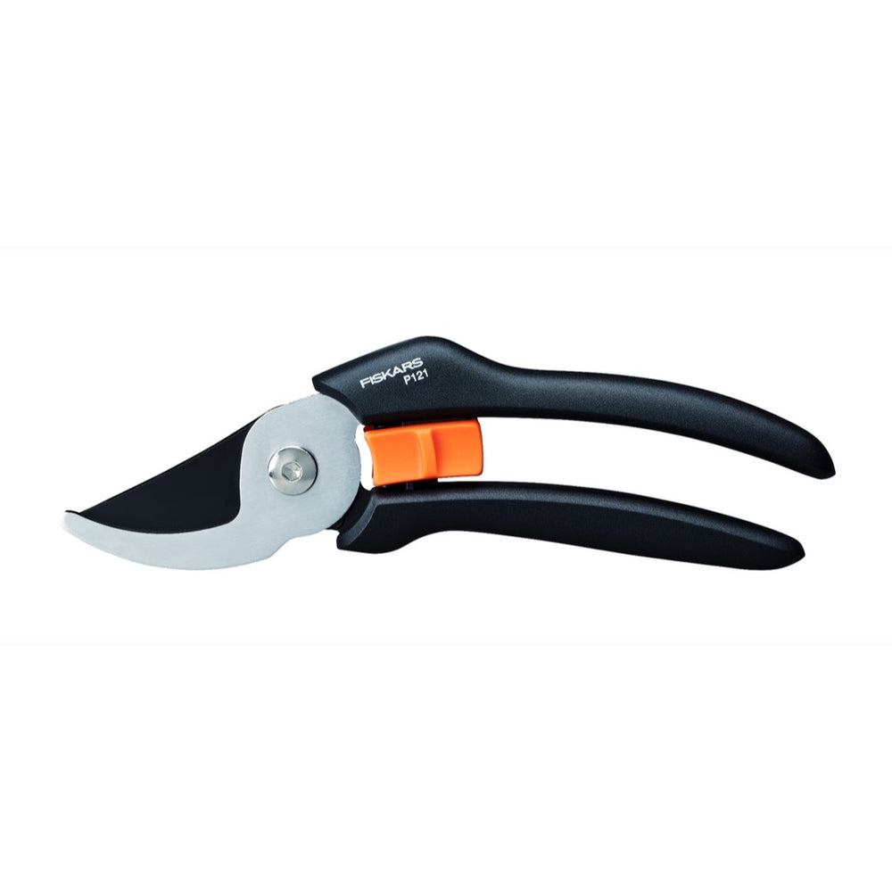 Sekator nożycowy Solid P121 Fiskars z czarno-pomarańczową rękojeścią na białym tle
