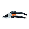 Sekator nożycowy Solid P121 Fiskars z czarno-pomarańczową rękojeścią na białym tle