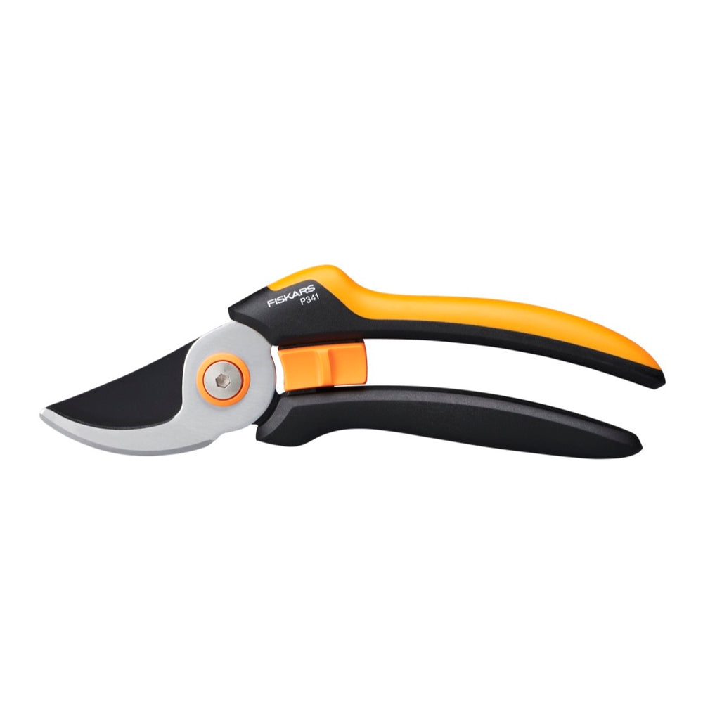 Sekator nożycowy Solid P341 Fiskars z czarno-pomarańczowymi rączkami na białym tle
