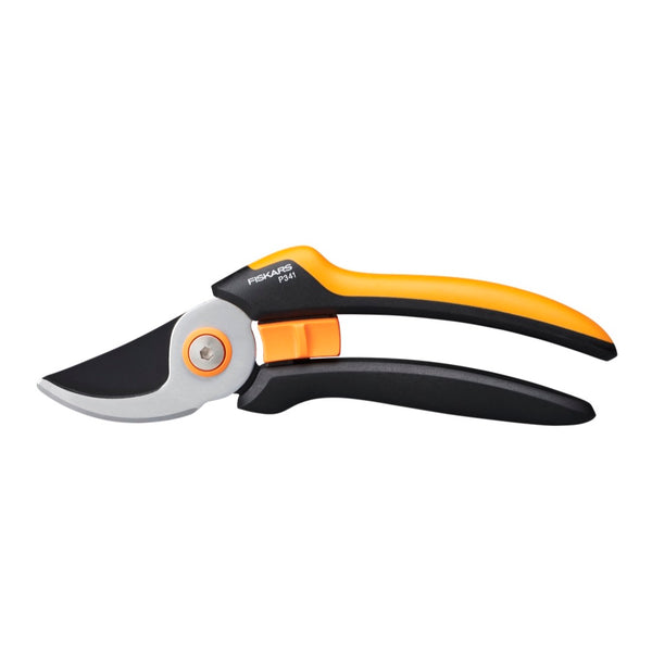 Sekator nożycowy Solid P341 Fiskars z czarno-pomarańczowymi rączkami na białym tle
