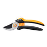 Sekator nożycowy Solid P341 Fiskars z czarno-pomarańczowymi rączkami na białym tle