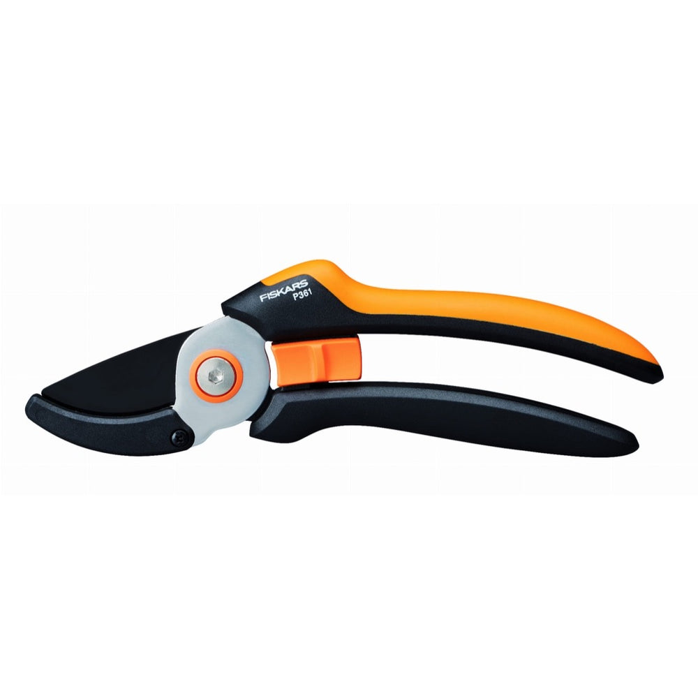 Sekator kowadełkowy Solid P361 Fiskars z czarno-pomarańczową rączką na białym tle