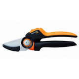 Sekator kowadełkowy X-series L P941 Fiskars w czarno-pomarańczowych barwach na białym tle