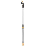 Sekator uniwersalny Żyrafa UPX82 PowerGearX Fiskars na długim teleskopowym trzonku na białym tle