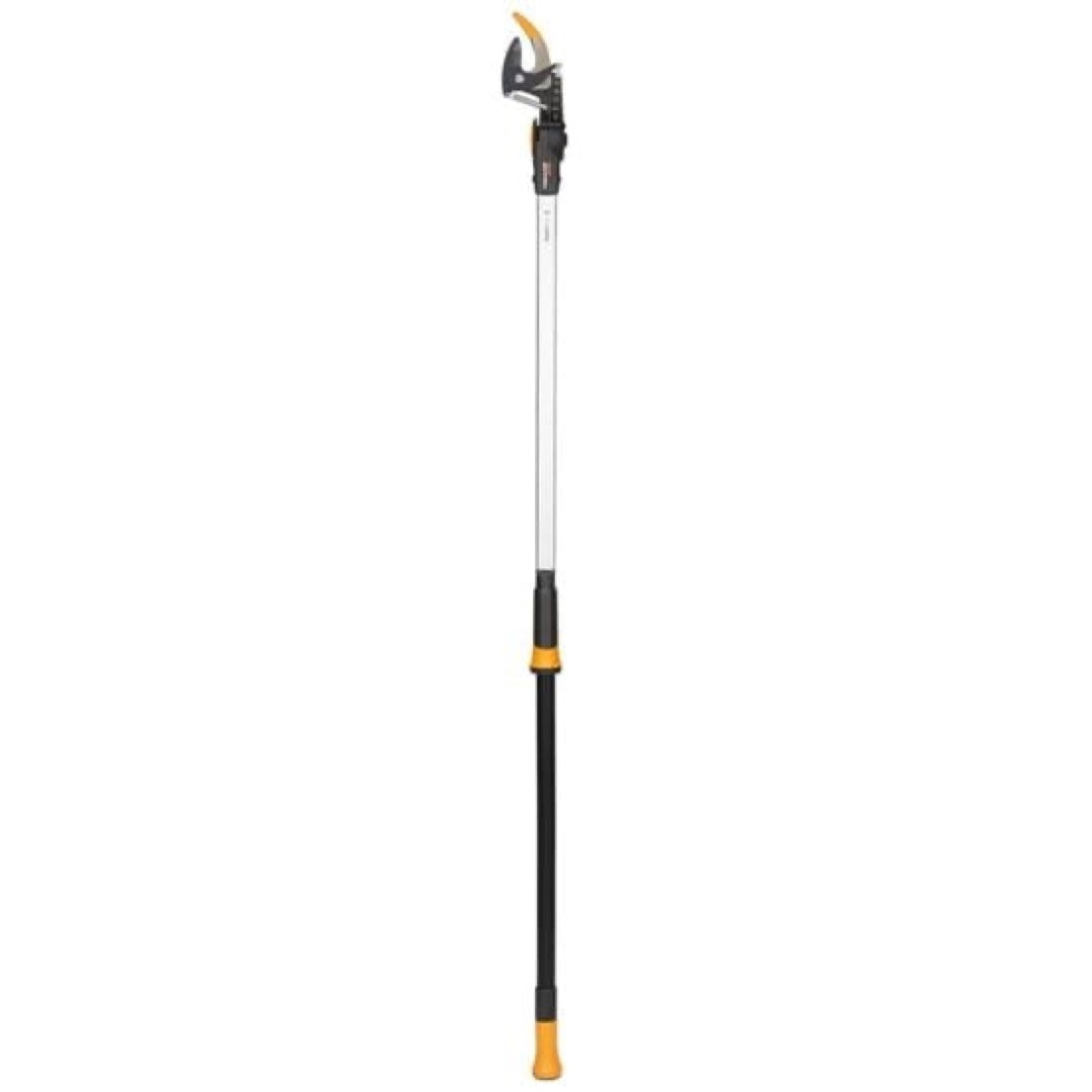 Sekator uniwersalny Żyrafa UPX82 PowerGearX Fiskars na długim teleskopowym trzonku na białym tle