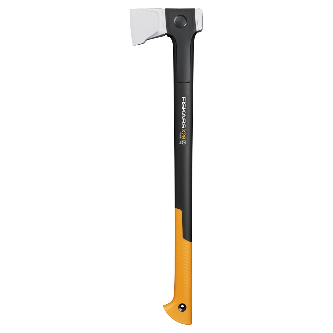 Siekiera rozłupująca X28 X-series Fiskars z czarno-pomarańczową rękojeścią na białym tle