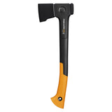 Siekiera uniwersalna X18 X-series Fiskars z czarno-pomarańczową rękojeścią na białym tle