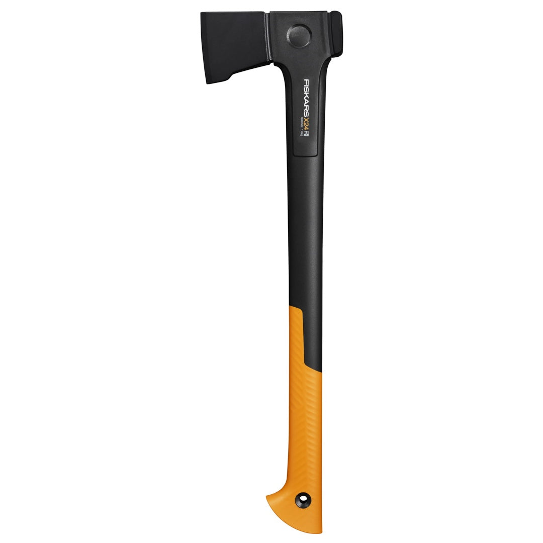 Siekiera uniwersalna X24 X-series Fiskars z czarno-pomarańczową rękojeścią na białym tle
