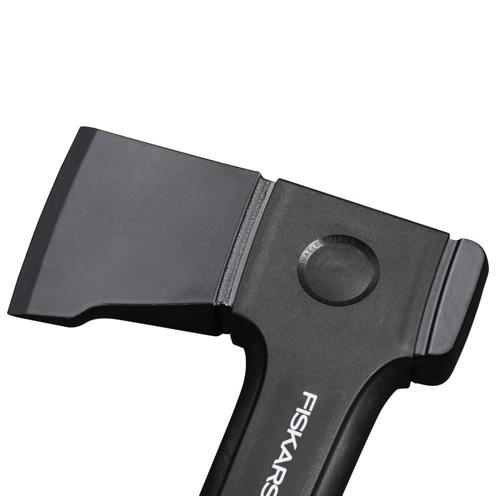Ostrze siekiery X-series Fiskars z bliska