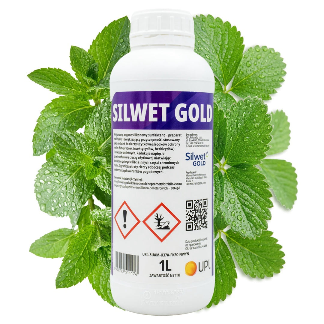 Butelka 1 l zwilżacza Silwet Gold firmy UPL na tle zielonych liści z kroplami wody