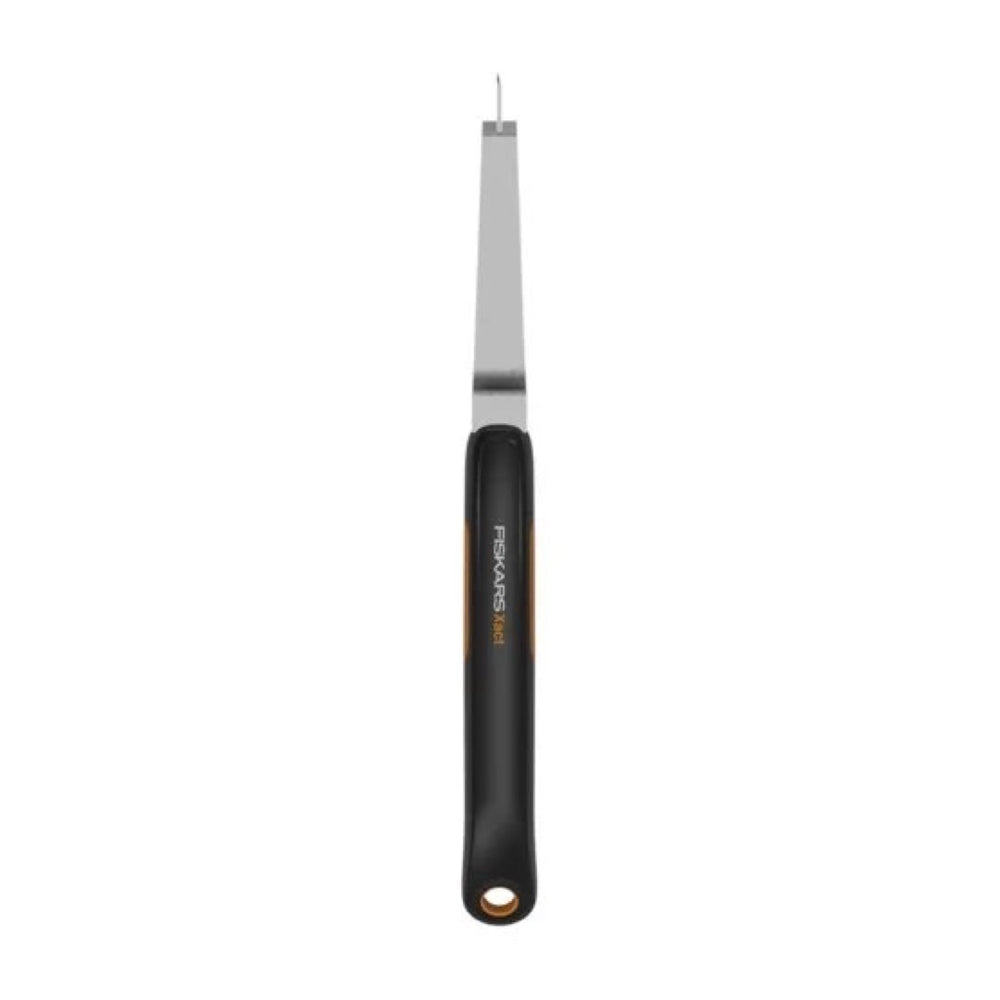 Mały skrobak do fug Fiskars Xact z czarno-pomarańczową rękojeścią