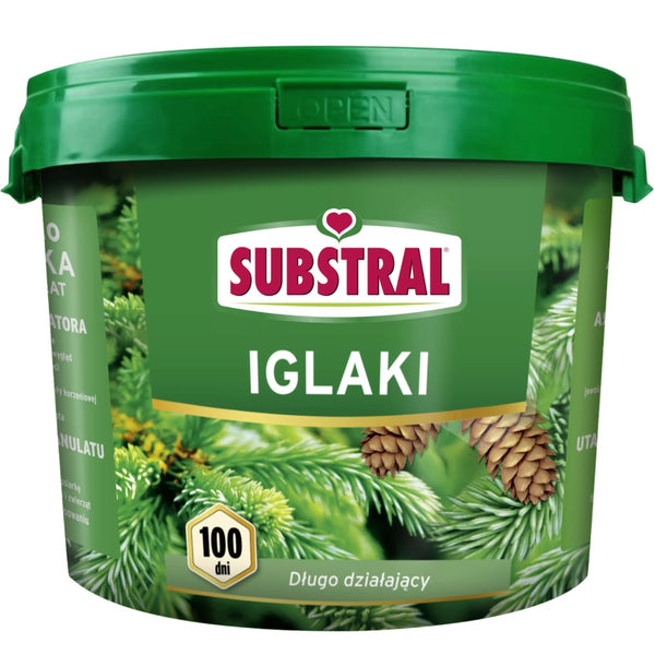 Zielone wiaderko nawozu Substral 100 dni do iglaków 5 kg z szyszkami na etykiecie na białym tle