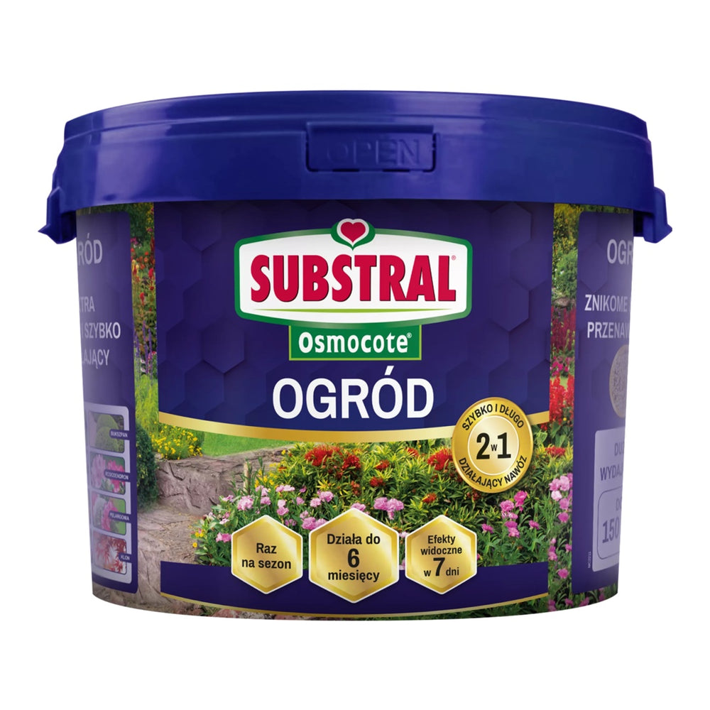 Niebieskie wiaderko nawozu Substral Osmocote 2w1 do ogrodu 4,5 kg z rabatą kwiatową na etykiecie na białym tle