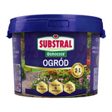 Niebieskie wiaderko nawozu Substral Osmocote 2w1 do ogrodu 4,5 kg z rabatą kwiatową na etykiecie na białym tle