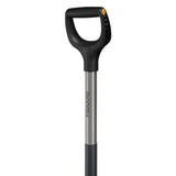 Rączka D szpadla ERGO Fiskars z powłoką SoftGrip z bliska