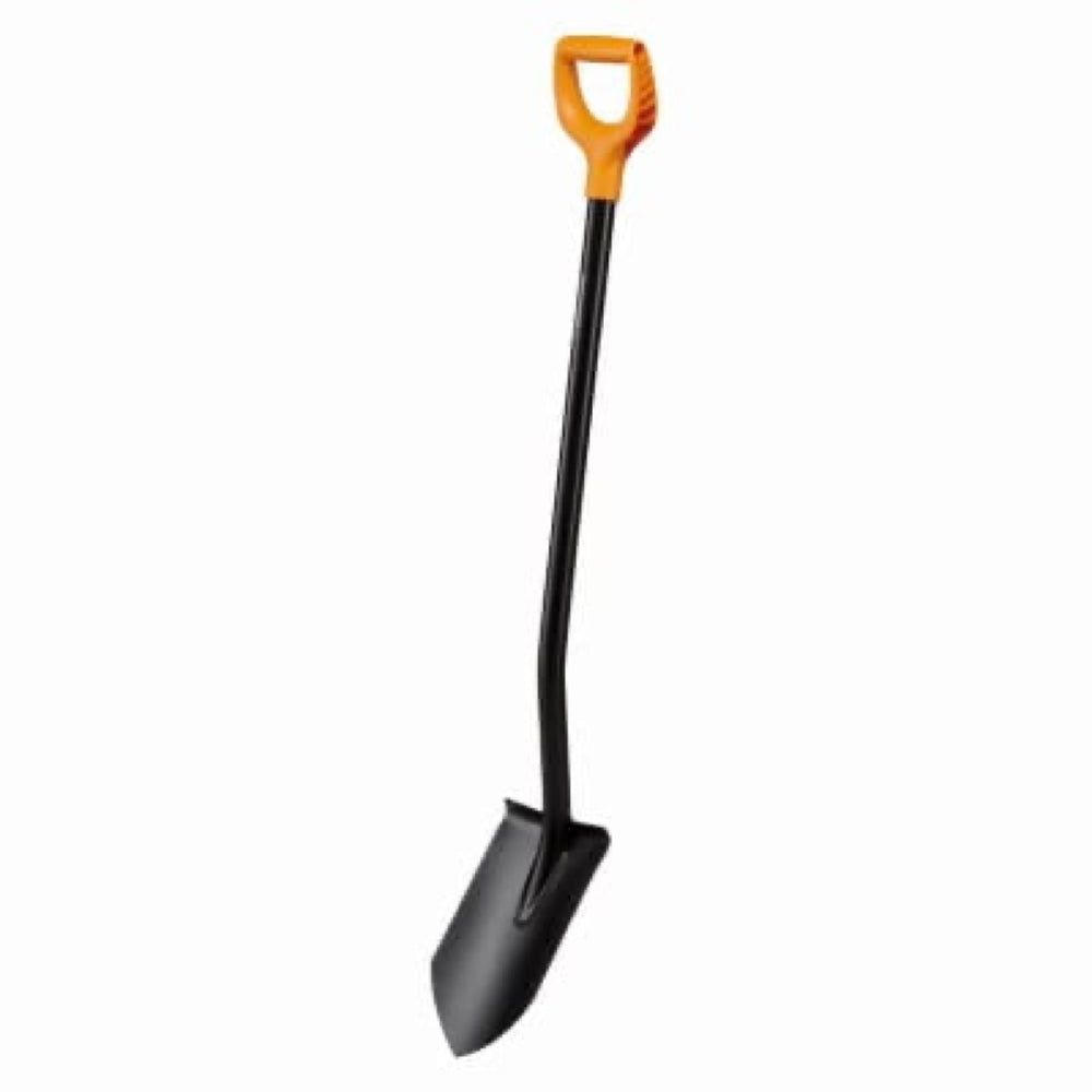Szpadel Solid Fiskars z ostrym blatem i pomarańczową rączką D na białym tle