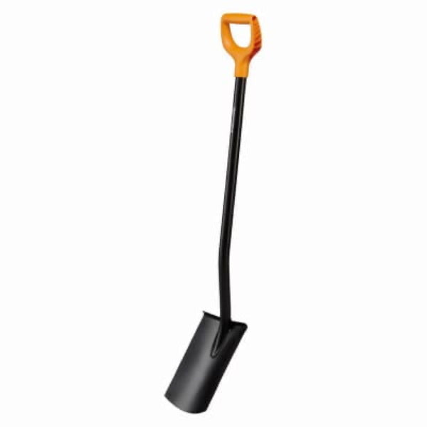 Szpadel Solid Fiskars z prostym blatem i pomarańczową rączką D na białym tle