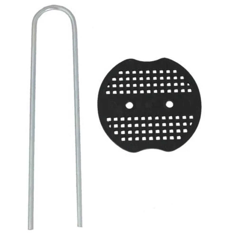 Metalowa szpilka w kształcie litery U i czarna plastikowa podkładka z otworami do mocowania agrowłókniny