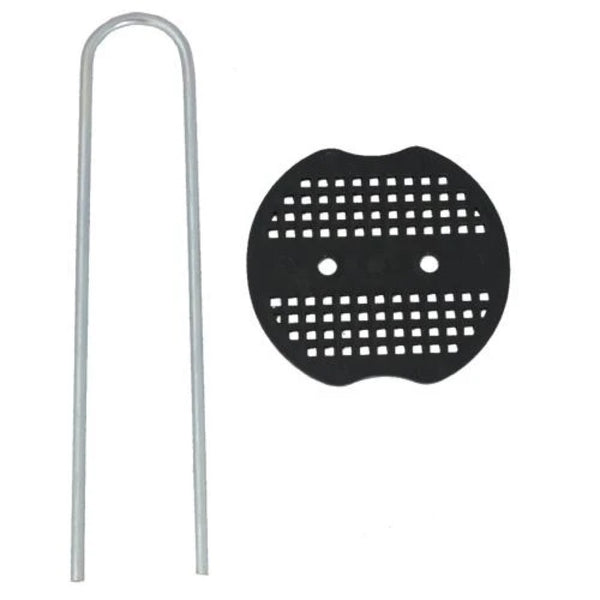 Metalowa szpilka w kształcie litery U i czarna plastikowa podkładka z otworami do mocowania agrowłókniny