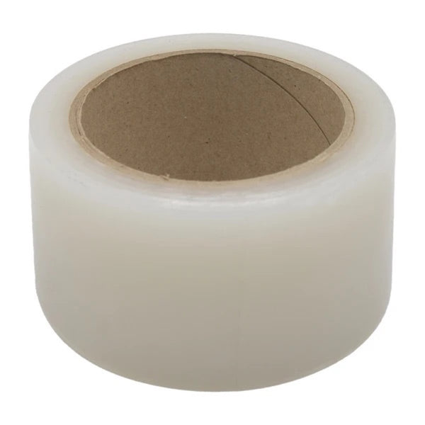Rolka przezroczystej taśmy naprawczej do folii 50 mm x 25 m na białym tle