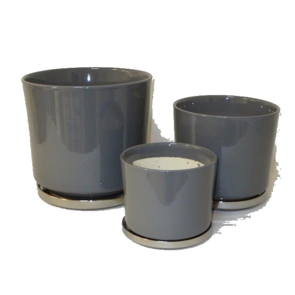 Komplet trzech szarych, błyszczących donic ceramicznych YM1500 z srebrnymi podstawkami na białym tle