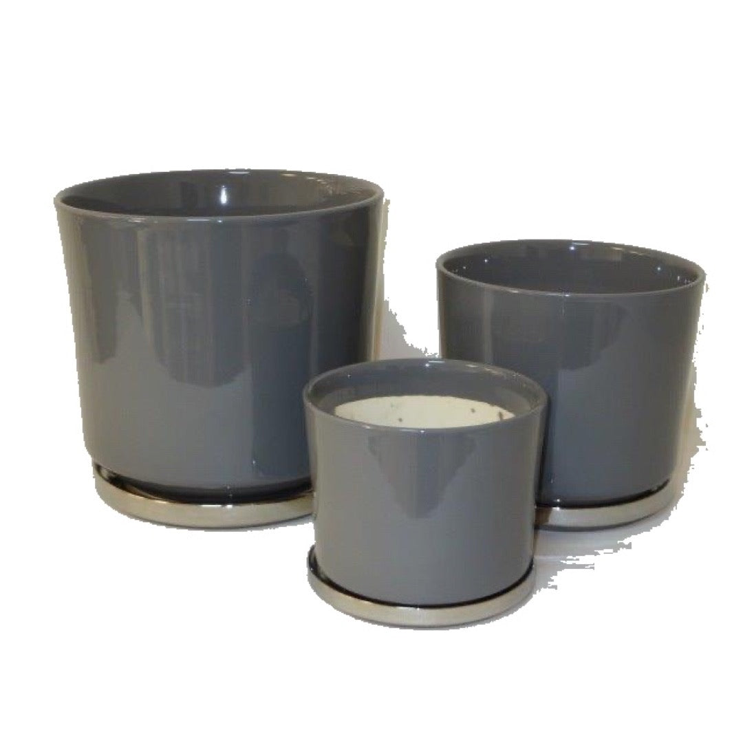 Komplet trzech szarych, błyszczących donic ceramicznych YM1500 z srebrnymi podstawkami na białym tle