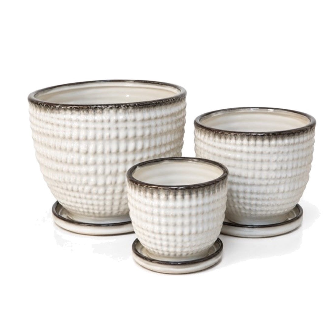 Komplet trzech białych donic ceramicznych YM19061 z wypukłą punktową fakturą, ciemnym brzegiem i podstawkami na białym tle