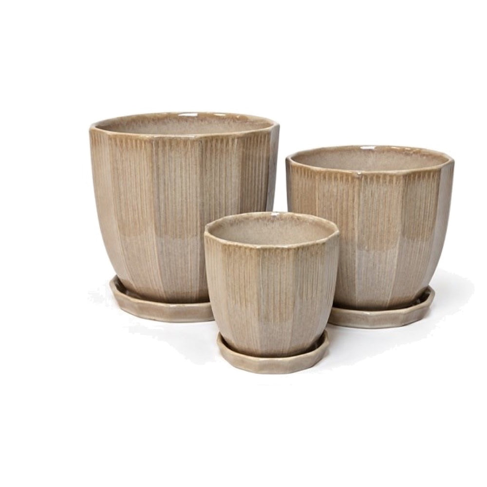 Komplet trzech beżowych, żebrowanych donic ceramicznych YM2102 z podstawkami na białym tle